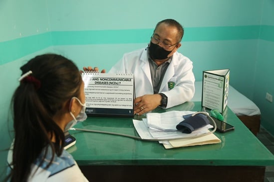 A rural health physician in Iloilo explains how to prevent non-communicable diseases to a patient.
